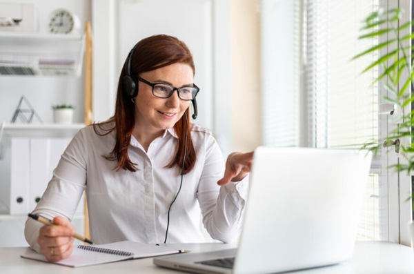 Joven en atención al cliente usando Crisp